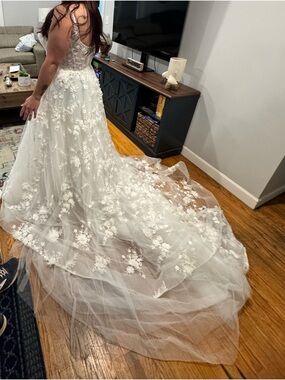 Elegant White Floral Lace Ball Gown Wedding Dress